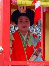 Hosokute: Kazunomiya waits for the procession to begin